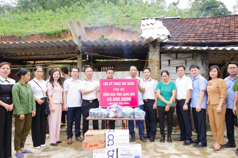 Cục Kỹ thuật Hải quân ủng hộ 4 tấn gạo cho đồng bào bị thiệt hại do bão lũ